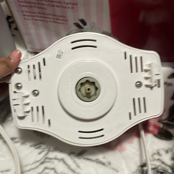 Ice Cream Maker - Picture 16 of 17